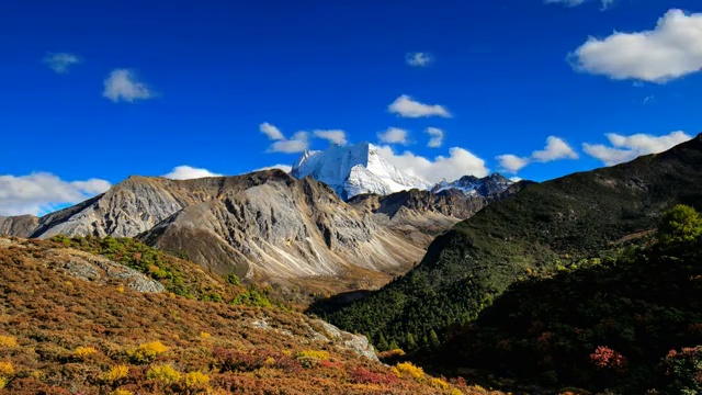 稻城亚丁三座神山的动态延时视频素材