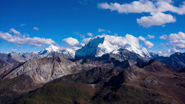 稻城亚丁三座神山的动态延时视频素材