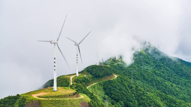 中国广东河源缺牙山的风车与流云视频素材