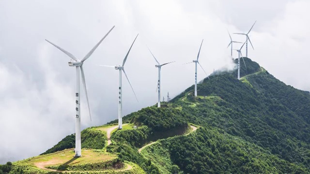 广东河源东源县缺牙山上的风车云景视频素材