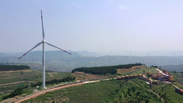 夏季自然风光山顶的风力发电机视频素材