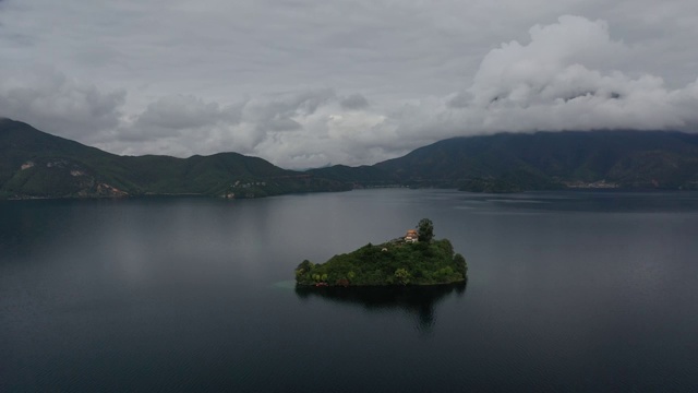 围绕着泸沽湖岛屿的航拍视频素材