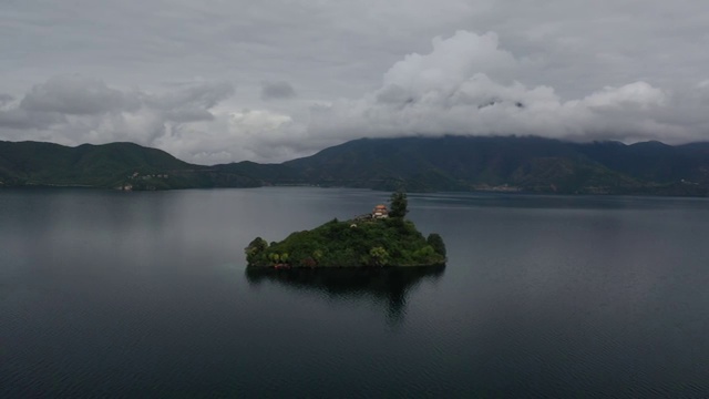 围绕着泸沽湖岛屿的航拍视频素材