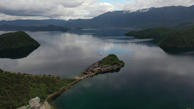 围绕着泸沽湖岛屿的航拍视频素材