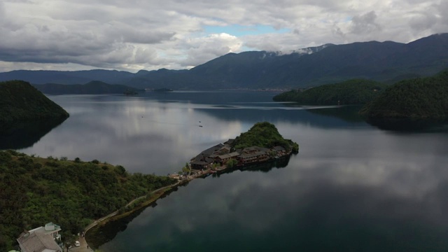 围绕着泸沽湖岛屿的航拍视频素材