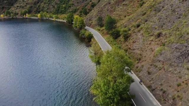 沿着泸沽湖的环湖路俯瞰车流景观视频素材