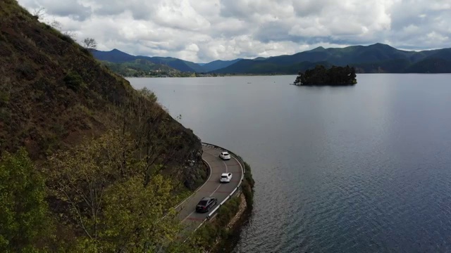 沿着泸沽湖的环湖路俯瞰车流景观视频素材