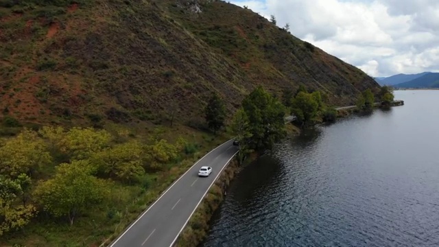 沿着泸沽湖的环湖路俯瞰车流景观视频素材