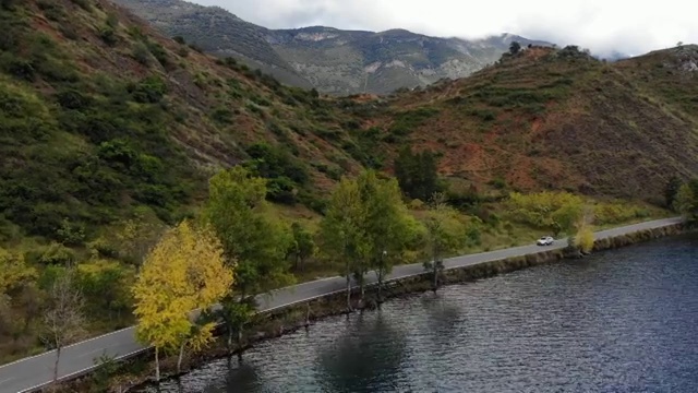 沿着泸沽湖的环湖路俯瞰车流景观视频素材