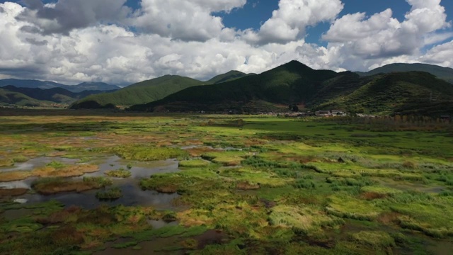 从空中俯瞰泸沽湖草海自然风光视频素材