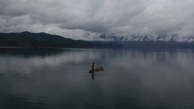 中国四川泸沽湖渔船的景观航拍视频素材