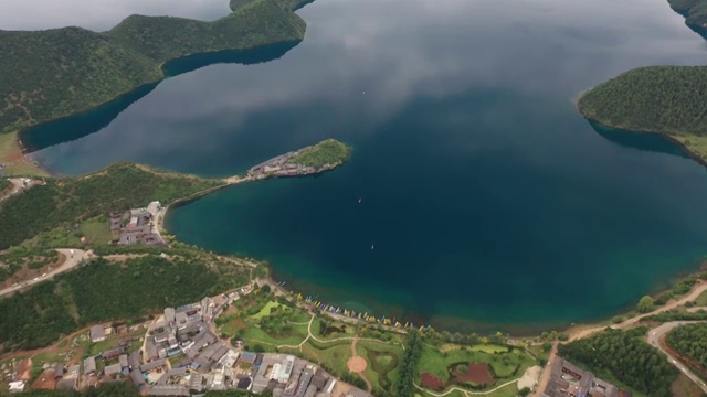 中国云南丽江泸沽湖里格村景观航拍视频素材