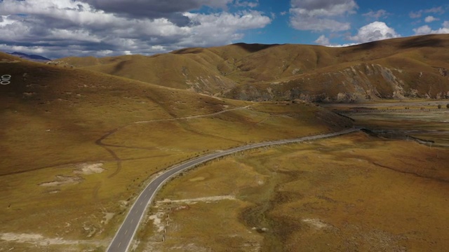 中国四川川西高原稻城色拉乡秋季田野公路旅行风光视频素材