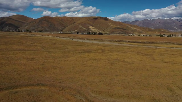 中国四川川西高原稻城色拉乡秋季田野公路旅行风光视频素材