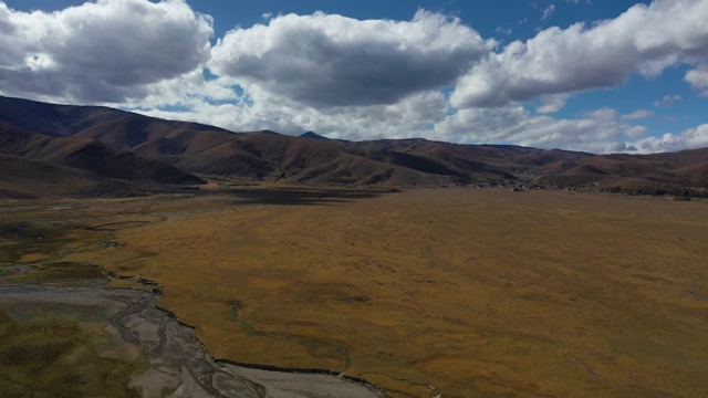 中国四川川西高原稻城色拉乡秋季田野公路旅行风光视频素材