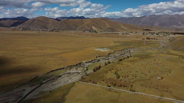 中国四川川西高原稻城色拉乡秋季田野公路旅行风光视频素材