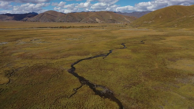 中国四川川西高原稻城色拉乡秋季田野公路旅行风光视频素材