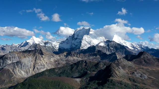 中国四川甘孜稻城亚丁央迈勇夏诺多吉和仙乃日雪山视频素材