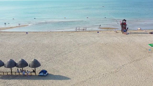 山东威海夏季的海水浴场 那香海钻石沙滩浴场 荣成视频素材