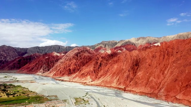 独库公路南段的大片丹霞视频素材