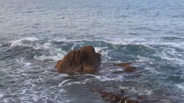 夏季自然风光大海中的礁石及浪花视频素材