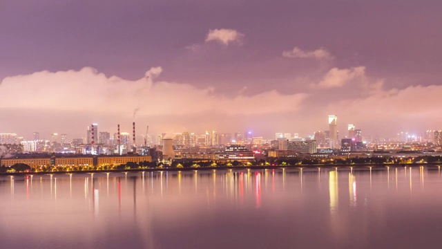 雷雨过后的城市夜景延时视频素材