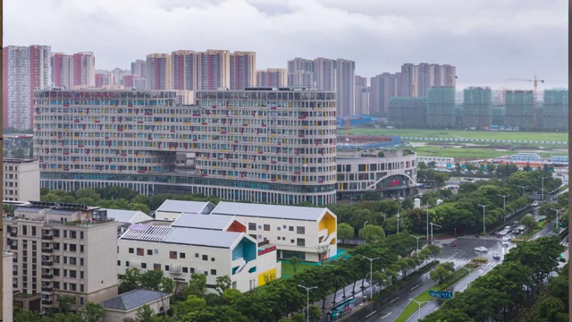 暴雨下的苏州园区儿童医院视频素材