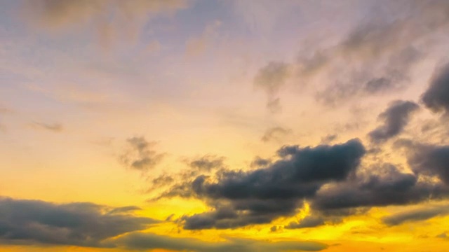 黄色天空日落云风光，夏季快速移动的云景，延时摄影。视频素材