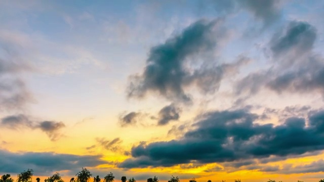 黄色天空日落云风光，夏季快速移动的云景，延时摄影。视频素材