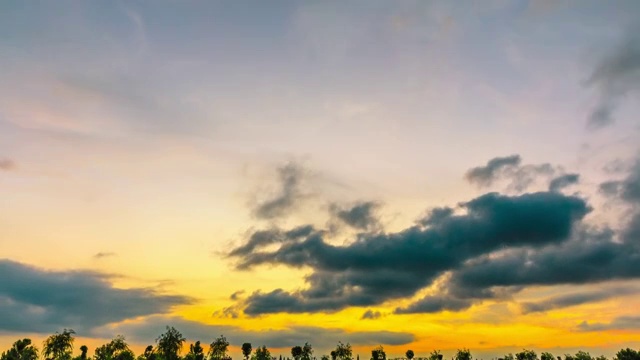 黄色天空日落云风光，夏季快速移动的云景，延时摄影。视频素材