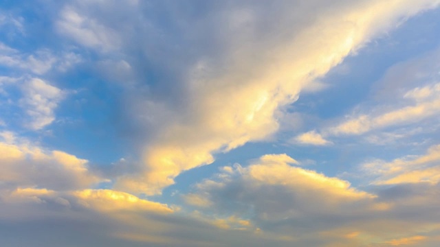 黄色天空日落云风光，夏季快速移动的云景，延时摄影。视频素材