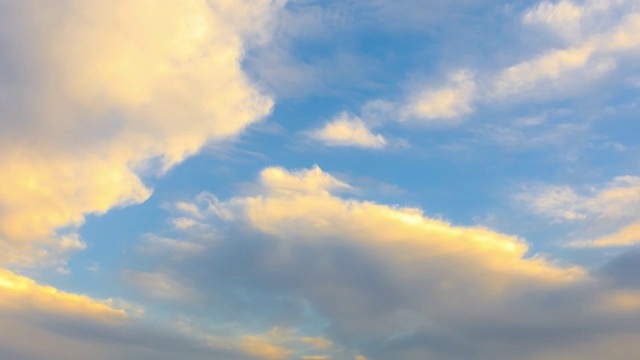 黄色天空日落云风光，夏季快速移动的云景，延时摄影。视频素材