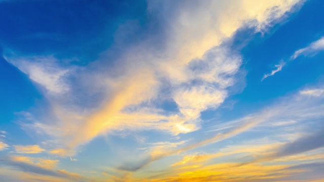 黄色天空日落云风光，夏季快速移动的云景，延时摄影。视频素材