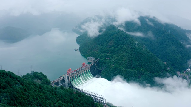 航拍建德新安江水上观坝 水电站九孔泄洪视频素材