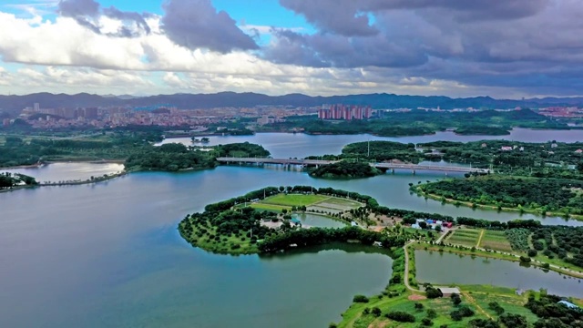 航拍广东省东莞松山湖科技产业园区松山湖风景区视频素材