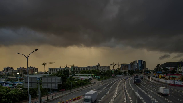 深圳宝安区广深公路(107国道)乌云压境暴雨来临视频素材