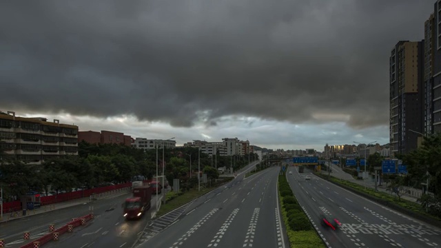 深圳宝安区广深公路(107国道)乌云压境暴雨来临视频素材