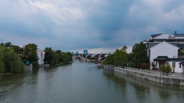 苏州园区斜塘老街暴雨前视频素材