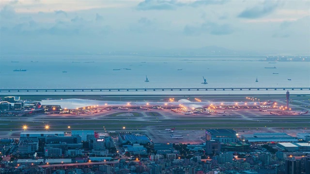 深圳宝安国际机场黄昏转夜景延时摄影视频素材