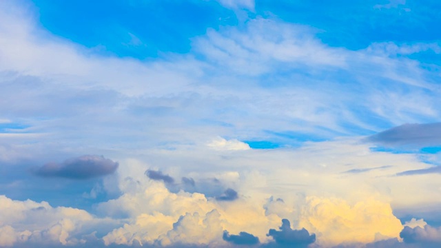 天空上翻滚的云，美丽的云在日落。视频素材