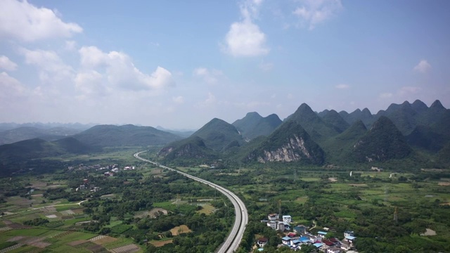 晴朗天空下穿过群山的高速公路视频素材