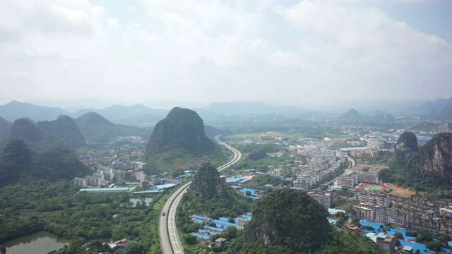 晴朗天空下穿过群山的高速公路视频素材