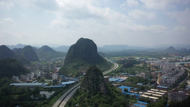 晴朗天空下穿过群山的高速公路视频素材