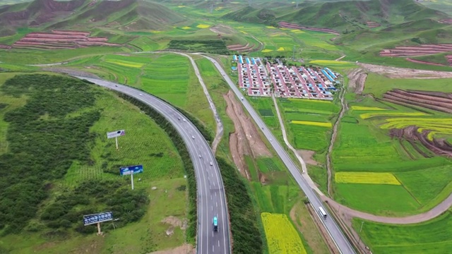 青海夏季自然风光草原上的高速公路视频素材