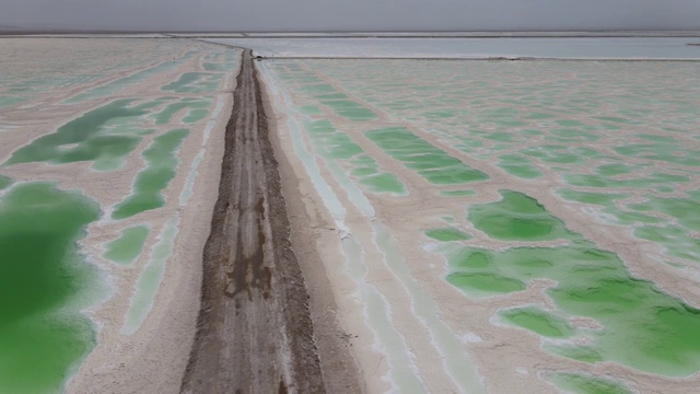 中国青海海西茫崖翡翠湖著名旅游景点航拍视频素材