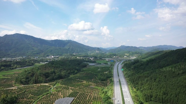 穿越群山的高速公路视频素材