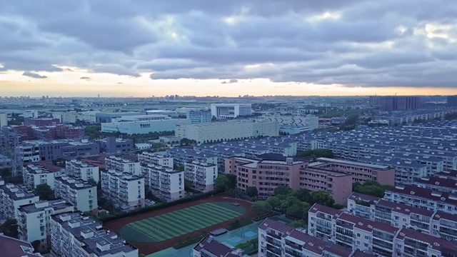 航拍视角下的上海市静安区彭浦新村居民区4K高清视频视频素材