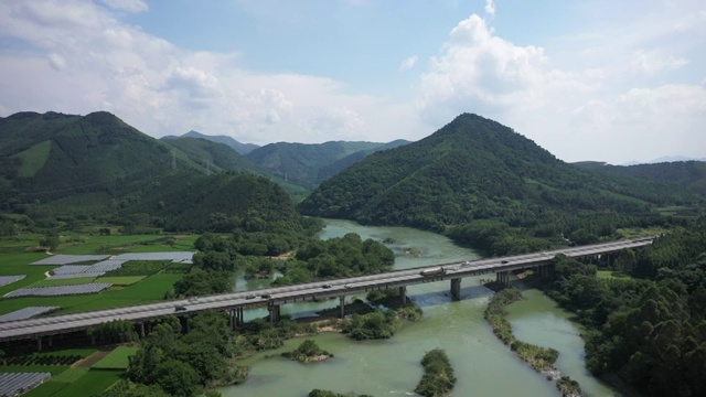 穿越群山河流的高速公路视频素材