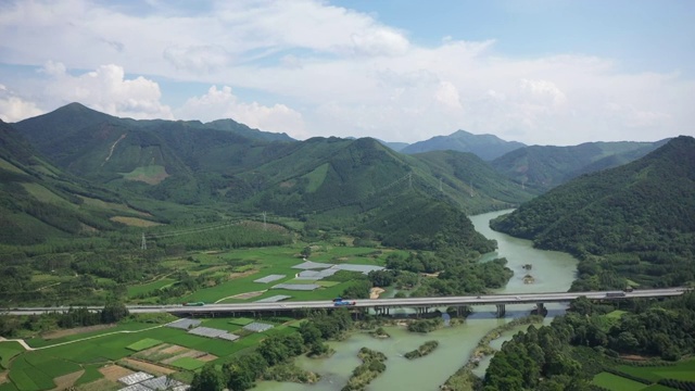 穿越群山河流的高速公路视频素材