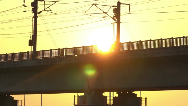 夕阳下高铁驶过大桥视频素材